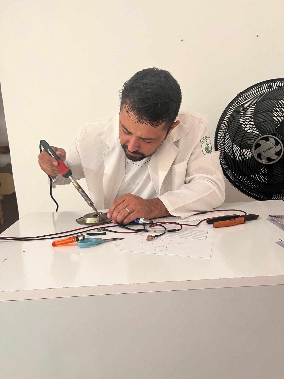 André Renato em atividade de ensino e preparação de recursos utilizados na Acupuntura Japonesa