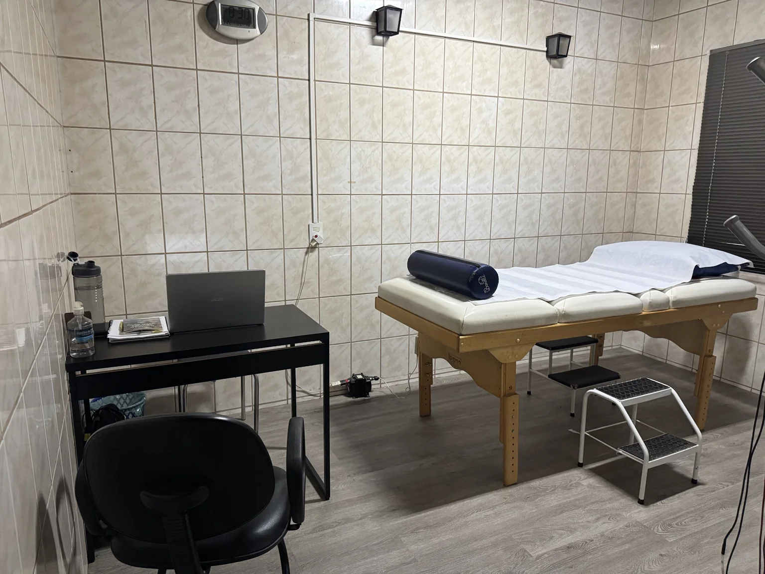 Consultório de Acupuntura em Jundiaí, com maca e espaço de atendimento